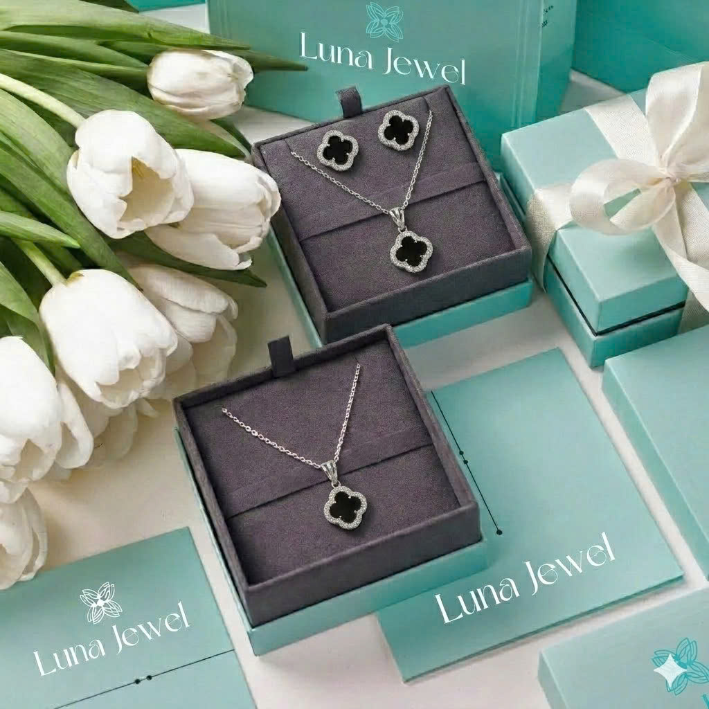 Sản phẩm thực tế — Bộ trang sức vòng cổ & bông tai cỏ bốn lá Luna Jewel