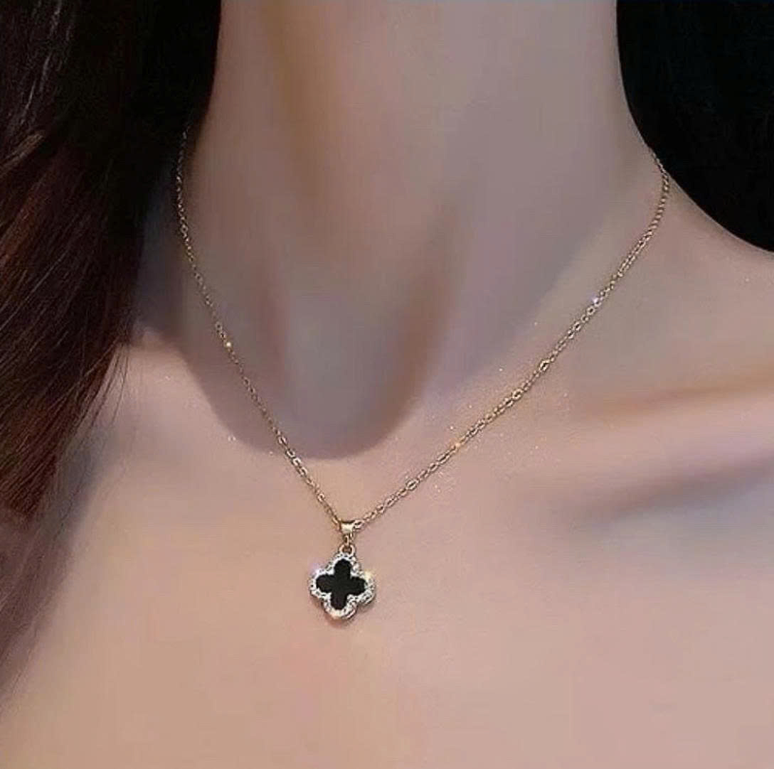 Sản phẩm thực tế — Vòng cổ cỏ bốn lá đeo trên cổ